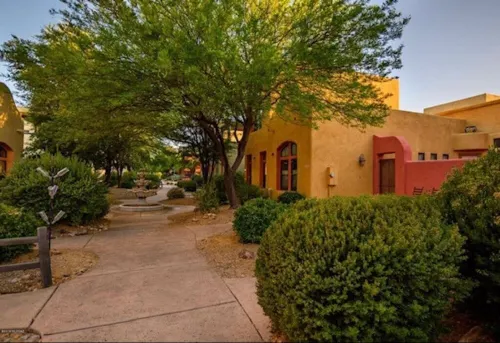 Charming 2BR-2.5BA Townhome- Access to Pool, Hot Tub & Gym