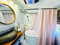 Newly Renovated Carriage House. 1 Bed 1 Marble Bath with Tub. Walking Distance.