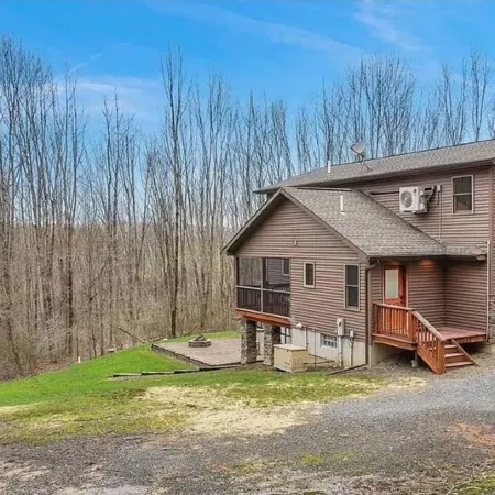Hidden Gem💎Large Ellicottville Chalet🍁Woods⛷ Hot Tub 🕹️ Arcade Fun 🔥Fire Pit