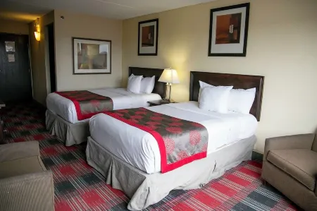 Albany Plaza Hotel Отели рядом с достопримечательностью «MVP Arena»