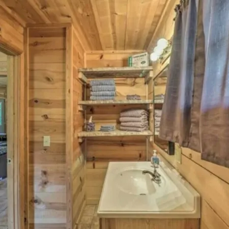 Cozy cabin 1 bedroom, WiFi, AC above Sylamore Creek in welcoming Mountain View
