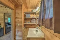 Cozy cabin 1 bedroom, WiFi, AC above Sylamore Creek in welcoming Mountain View