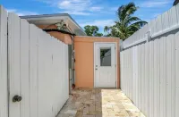 4-bedroom pool house in beautiful West Palm Beach with WiFi, AC. Near Airport! Hotel di Royal Palm Estates