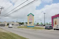 2-bedroom apartment in delightful Bridgetown with WiFi, AC Hotel di Stroude Land