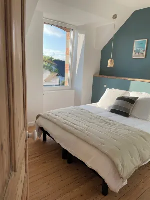 Maison des Années 30 Avec spa Hotels in Brignogan-Plage