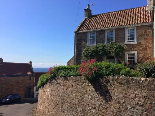 21 Shoregate - stylish cottage with sea views and secluded garden, pet-friendly Hotels in Crail