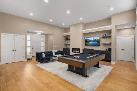 Large Open Home - Gourmet Kitchen - Pool Table Отели рядом с достопримечательностью «Вашингтон сквер»