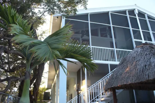 Spacious 3 bedroom home in Plantation key with 30 foot dock