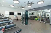 Luxe & Relaxing Gem ~ Pool &Gym~Long stays Welcome