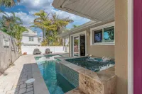 Ocean72, 2-bedroom cottage in Holmes Beach with Pool and Spa