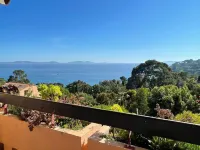 2 ROOMS EXCEPTIONAL SEA VIEW 5 min WALK FROM BEACH AND RAYOL VILLAGE (VAR) 헤이욜-까나델-슈흐-메흐 호텔