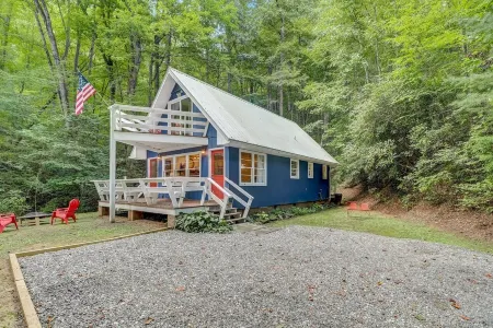 3-bedroom chalet in marvelous Whittier with fireplace, private balcony