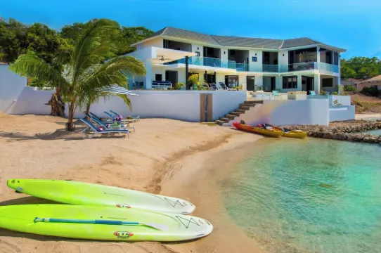 Luxe Grand Villa Modern Spacious 6-bedroom with private Beach. Staff Included.