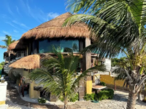 Beachfront 3 Bdrs. Sleeps 7, Staff on Site, Chef, Kayaks, Private Beach