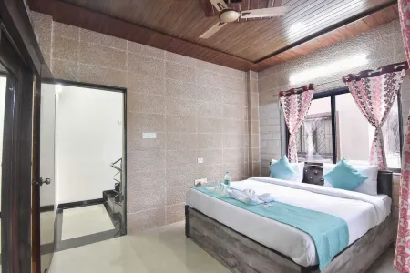 Sapphire Villa Luxury stay with 3 bedroom and rooftop sky Lounge