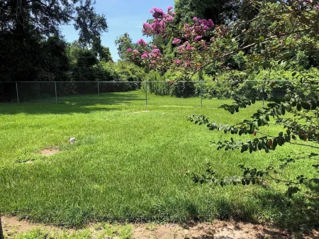 Quiet country home across from False River on Island Road Отели в г. Пуэнт Каупе Пэриш