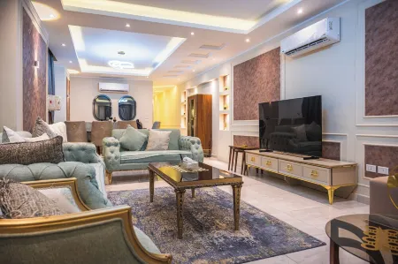 Downtown Cairo. New cozy spacious luxurious apartment. 4mins walk  Metro Отели рядом с достопримечательностью «Каирский университет»