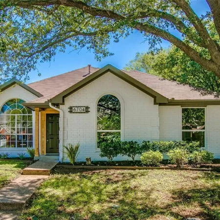 Frisco Luxury Stay w/ Pool, BBQ & Resort Backyard