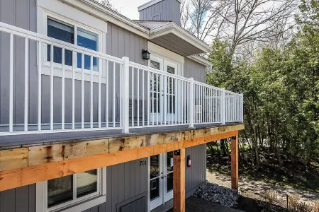 K's Cozy Condo -Mins. to Beach, Trails, Shops, Skiing. Walk to restaurants, bar.