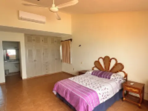 Spacious 4-bedroom house in delightful Progreso with WiFi AC …the best views in