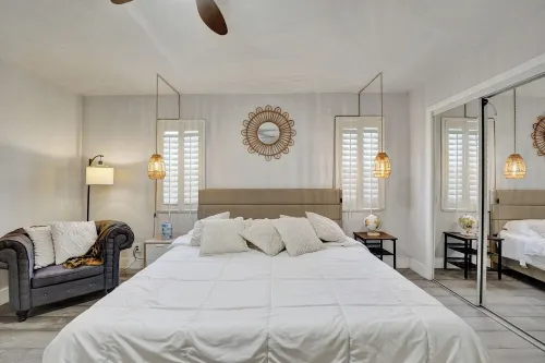 Charming 3-bedroom lake house with hot tub and kayaks located near Dania Beach