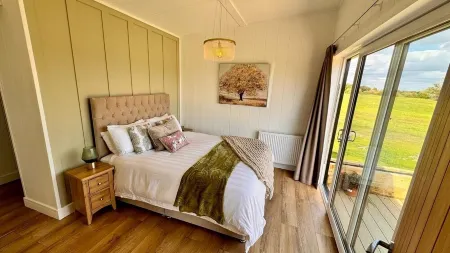 Phoenix Lodge - 2 ensuite bedrooms, lakeside view