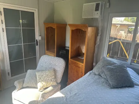 Tiny space living Cozy studio in lovely Fresno with AC, WiFi Отели рядом с достопримечательностью «Deran Koligian Stadium»