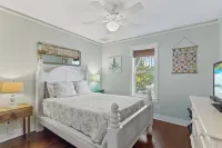 Sunrise Seaclusion at Summer Camp. Pet Friendly, Community Pool, Beach Access.