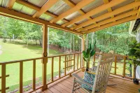 Pet-friendly Mtn Retreat w/ Yard in Blairsville!