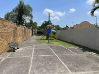 Luminoso, moderno, parqueo, piscina