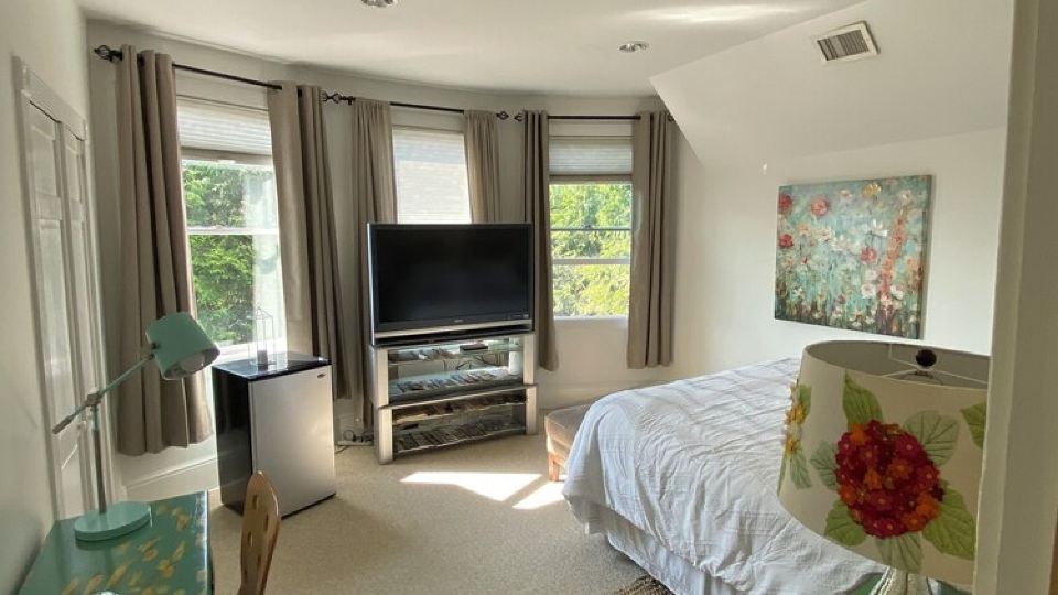 Stunning 4-Bedr, 2-Kitchen Home, 3 Bath /3 Park. on Site– 38 Min. NYC by Train