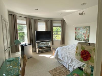 Stunning 4-Bedr, 2-Kitchen Home, 3 Bath /3 Park. on Site– 38 Min. NYC by Train