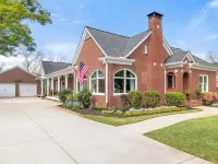 Charming historical 4-bedroom house in Downtown  Buford, GA. Hotels in Buford