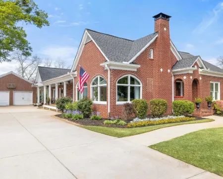 Charming historical 4-bedroom house in Downtown Buford, GA. 比福德酒店