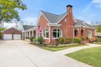 Charming historical 4-bedroom house in Downtown  Buford, GA. Hotels in Buford