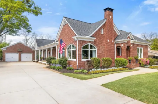 Charming historical 4-bedroom house in Downtown  Buford, GA.