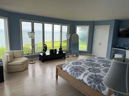 Charming 3-bedroom bay front home totally renovated jacuzzi, fireplace & sunroom Отели в г. Лорел