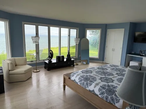 Charming 3-bedroom bay front home totally renovated jacuzzi, fireplace & sunroom 로렐 호텔