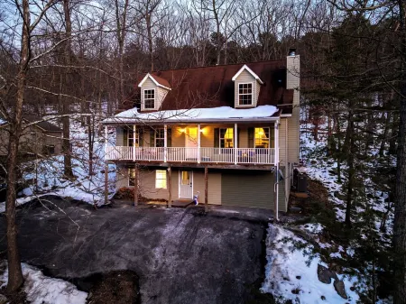 Massanutten Escape: Pool pass, Hot Tub, Sauna, Movie Theater, Game Rm, Fire pit