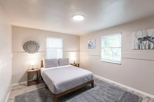 4-bedroom heated pool house 5 minutes to the beach