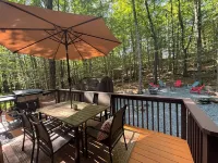 Stylish Pocono Cabin • Fire Pit • Sleeps 8