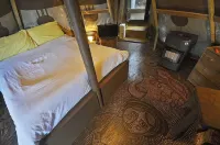 The Glamping, studio tent with bathroom, extra kitchen room, terrace. Hotels in El Pueblo