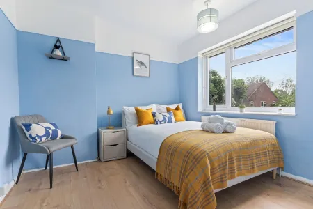 Beautiful 5 Bedroom House with free parking,penn rd Отели в г. Айлесбери