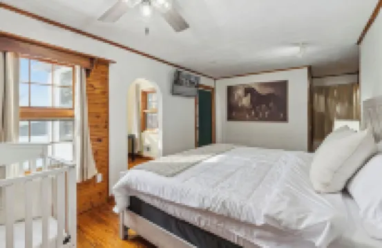 Cozy 2.5 Acres Farmhouse in Battle Creek whit hot tub