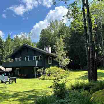 Cozy Pet- & Family-Friendly Chalet Near Stowe Mountain Resort Hotel Exterior