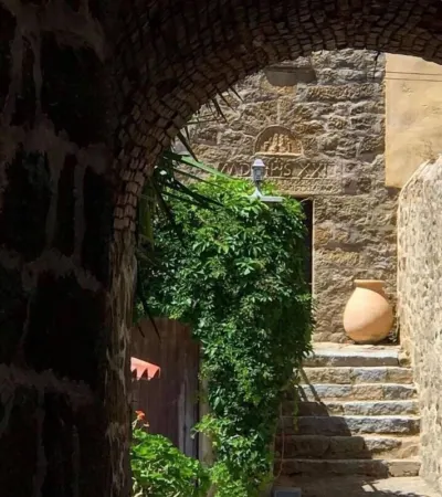 Panoramic sea and mountain views, sleeps 2 to 10 Отели в г. Соллакаро