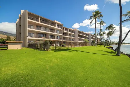 Paradise in Stunning Penthouse with A/C, parking, sleeps 6!Lauloa # 405