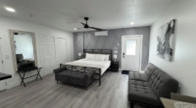 Private apt, king bed, laundry inside