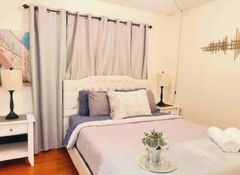 Elegant 5-Bedroom Riverside home with BBQ, AC, WiFi, Fitness, amenities and more