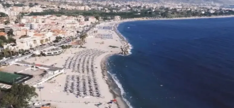 CIVICO 11 - Independent holiday home at 40 mt. from the sea. For short stays.  호텔